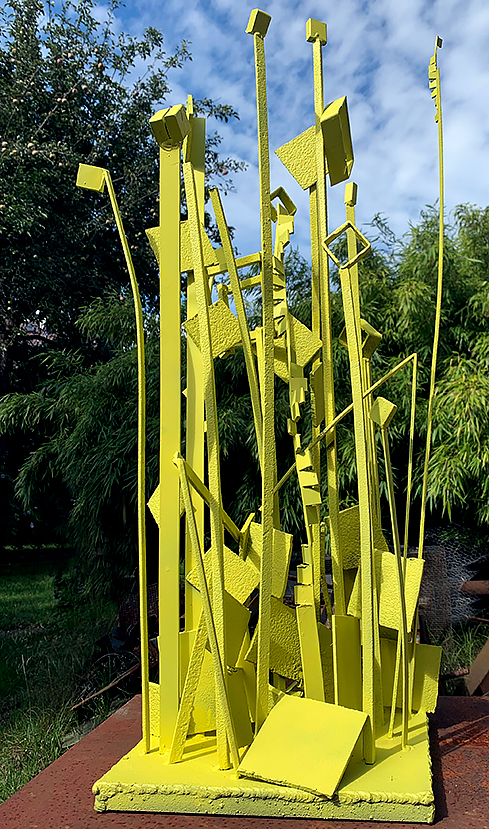 Foto der Skulptur „Das Rasenstück“ nach A. Dürer, Stahl lackiert, Höhe 90 cm, entstanden während eines Pleinairs