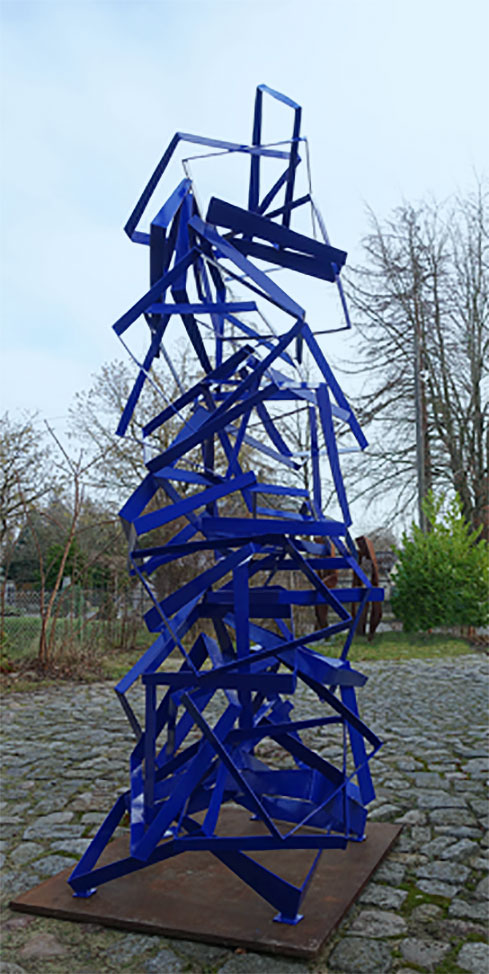big blue cut tower, Stahl beschichtet, 2019, Höhe 300 cm, Ernst J. Petras, Berlin, Neuenhagen