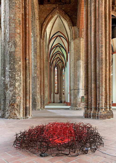 Skulptur „Fire square“ in der St. Marienkirche Frankfurt (O.)